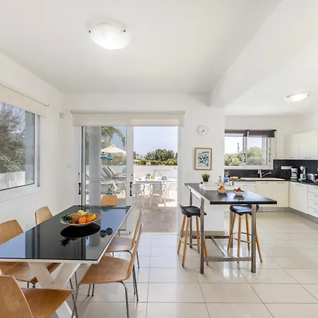 Flouressia Gardens Villa