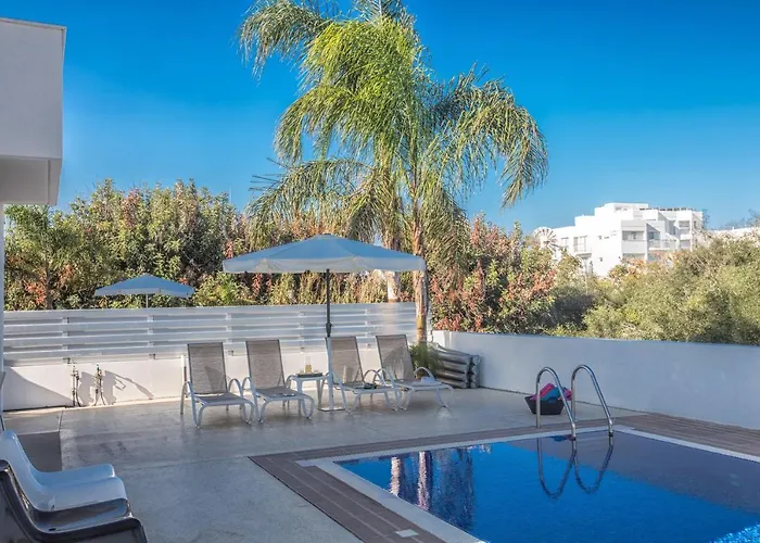 Flouressia Gardens Villa