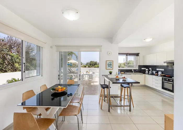 Flouressia Gardens Villa