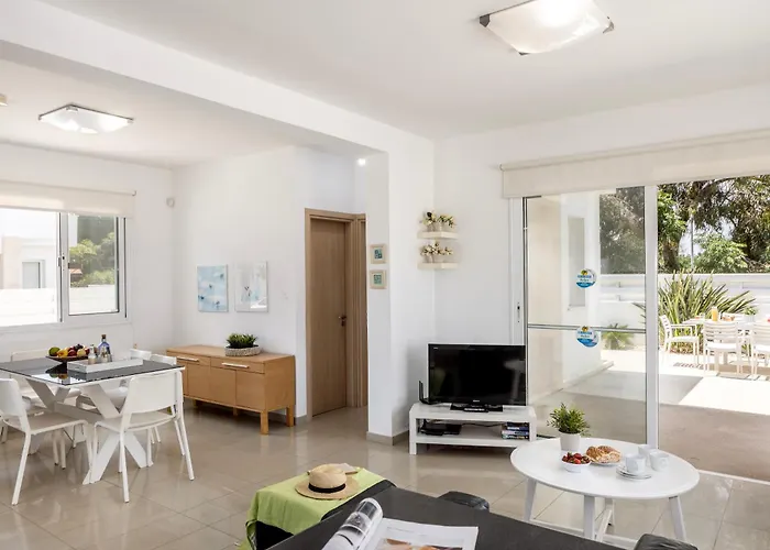 Flouressia Gardens Villa *