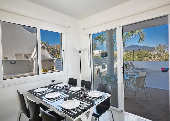 Flouressia Gardens Βίλα