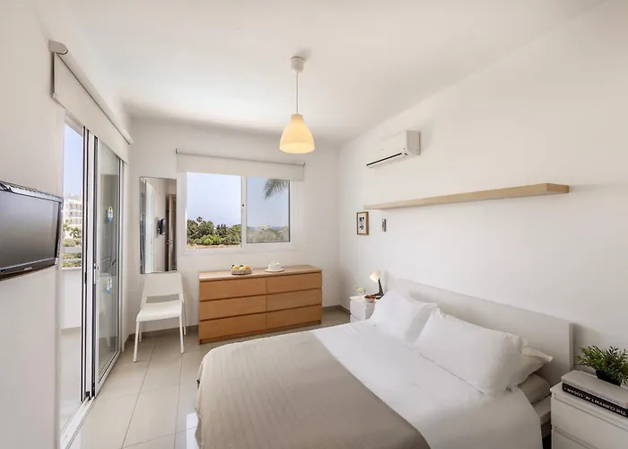 Βίλα Flouressia Gardens *